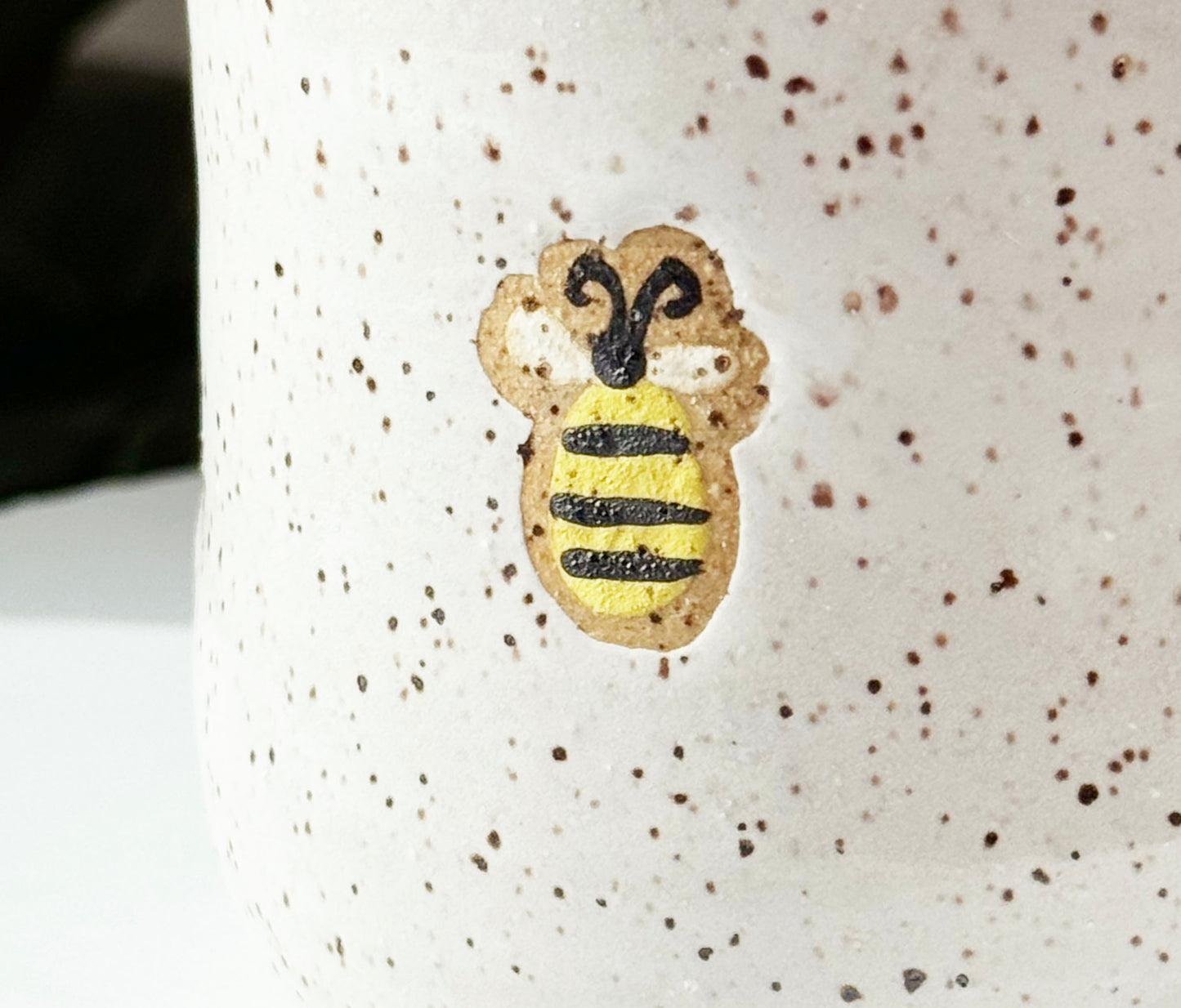 Bee Thumb Cup