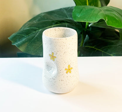Daisy Thumb Cup