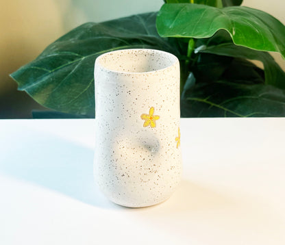 Daisy Thumb Cup